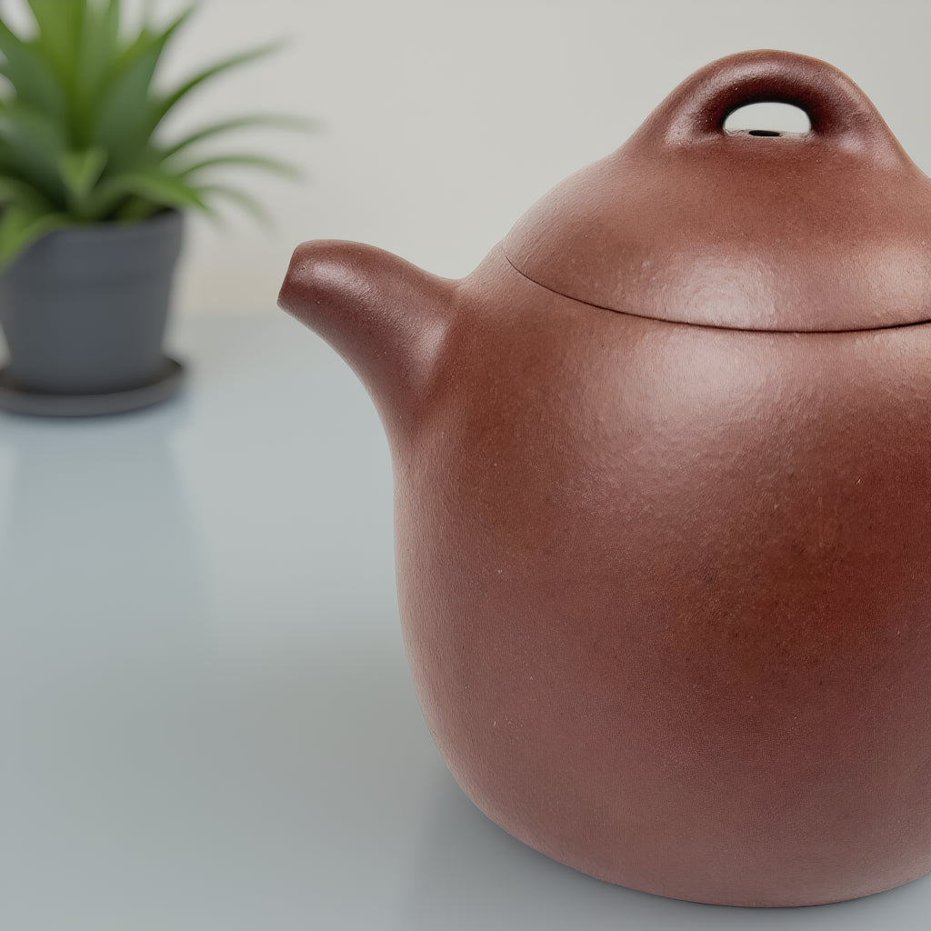 Power and Stability Yixing Teapot (Qin Weight Style) & Tea Pets