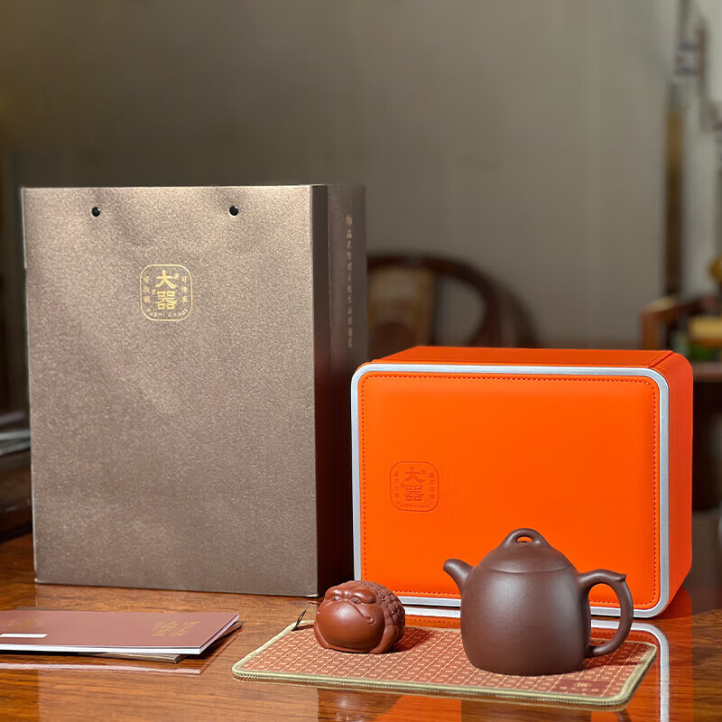 Power and Stability Yixing Teapot (Qin Weight Style) & Tea Pets