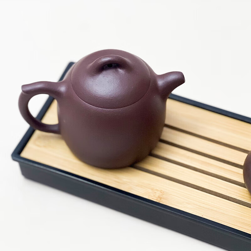 Power and Stability Yixing Teapot (Qin Weight Style) & Tea Pets