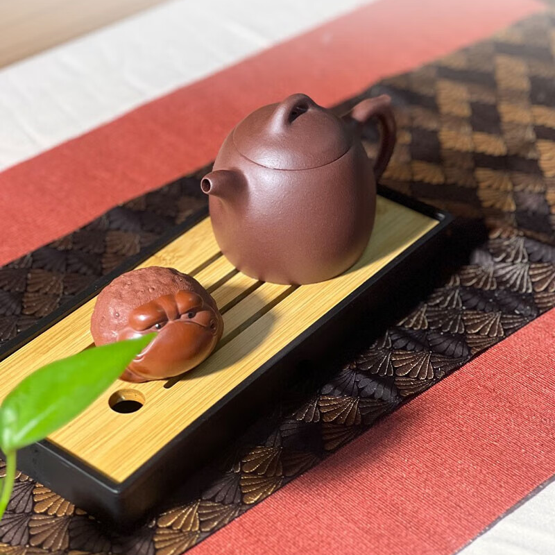 Power and Stability Yixing Teapot (Qin Weight Style) & Tea Pets