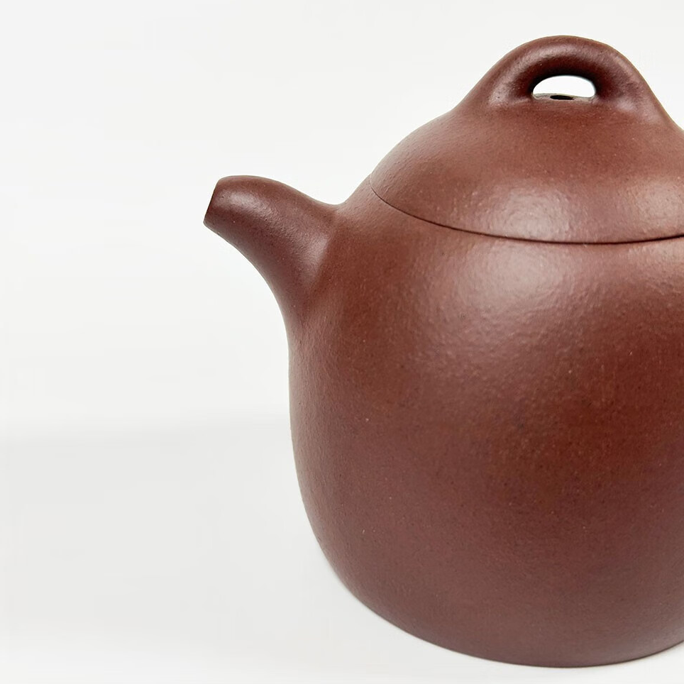 Power and Stability Yixing Teapot (Qin Weight Style) & Tea Pets